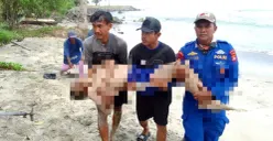 Korban tenggelam berhasil ditemukan dan dievakuasi Tim SAR di Pantai Cinangka, Kabupaten Serang. (Sumber: Istimewa)