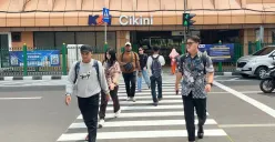 Pejalan kaki sedang menyebrang jalan lewat pelican crossing di Stasiun Cikini, Menteng, Jakarta Pusat, Senin, 15 September 2025. (Sumber: Poskota/Pandi Ramedhan)