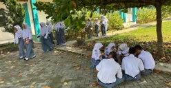 Belajar di halaman sekolah menjadi cara mengatasi rasa bosan siswa mengikuti KBM dalam tenda pasca ambruknya bangunan kelas beberapa waktu lalu. (Sumber: Poskota/Giffar Rivana)