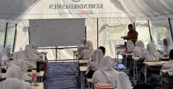 Siswa-siswi SMKN 1 Cileungsi belajar di tenda darurat karena bangunan kelas yang ambruk beberapa waktu lalu. (Sumber: Poskota/Giffar Rivana)