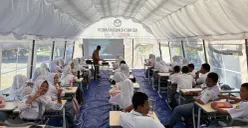Siswa-siswi SMKN 1 Cileungsi belajar di tenda darurat dan halaman sekolah pasca ambruknya ruang kelas. (Sumber: Poskota/Giffar Rivana)