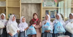 Murid SMKN 1 Cileungsi, Kabupaten Bogor, menerima bantuan berupa sembako, Senin, 15 September 2025. (Sumber: Poskota/Giffar Rivana)