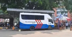 Layanan SIM keliling Ditlantas Polda Metro Jaya di Jakarta memudahkan masyarakat memperpanjang SIM A dan C tanpa harus datang ke Satpas utama. (Sumber: Pinterest)