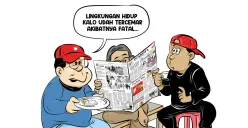 Tiga sahabat sedang ngobrol di warteg; salah satunya membaca koran sementara yang lain mengingatkan, “Lingkungan hidup kalau udah tercemar, akibatnya fatal.” (Sumber: Poskota/Arif Setiadi)