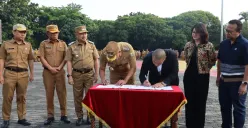 Pemkot dan PT Garuda Gemah Nusantara menandatangani kerja sama pengembangan kawasan Stadion Patriot Candrabaga di Plaza Pemkot Bekasi, Senin, 15 September 2025. (Sumber: Dok. Humas Pemkot Bekasi)