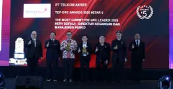 Direktur Keuangan dan Manajemen Risiko Telkom Akses Hery Sofiaji saat menerima penghargaan 5-STAR dalam ajang TOP GRC Awards 2025. (Sumber: Corcom Telkom)