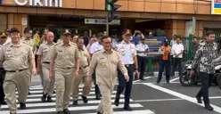 Gubernur Jakarta, Pramono Anung saat meninjau pelican crossing di Stasiun Cikini, Jakarta Pusat, Senin, 15 September 2025. (Sumber: POSKOTA | Foto: M Tegar Jihad)