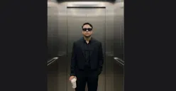 Contoh prompt Gemini AI edit foto jas di lift yang sedang viral (Sumber: X/@idabgsantika)