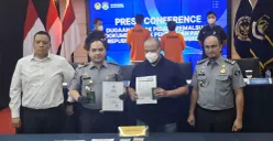 Jajaran Imigrasi Kelas I Jakarta Selatan menunjukkan barang bukti pemalsuan dokumen paspor dan overstay. (Sumber: POSKOTA | Foto: Angga Pahlevi)