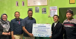 Penyerahan Bantuan Simbolis kepada Ketua Yayasan Dharma Putra Banokeling Ritam. (Sumber: Corcom Telkom)