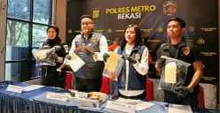 Polres Metro Bekasi menunjukkan barang bukti kasus pencurian dengan kekerasan di Tambun Selatan, Selasa, 16 September 2025. (Sumber: POSKOTA | Foto: Nurpini Aulia Rapika)