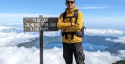 Ilustrasi membuat gambar di atas puncak gunung menggunakan Gemini AI. (Sumber: Poskota/Gemini AI)