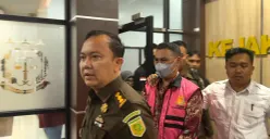 Dirut SBM, Isbandi, keluar dari ruang penyidik Pidsus untuk dibawa ke Rutan Serang. (Sumber: Dok. Kejari Serang)