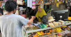 Warga saat berbelanja di warung kelontong kawasan Palmerah, Jakarta Barat, Selasa, 16 September 2025. (Sumber: Poskota/Pandi Ramedhan)