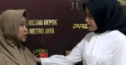 NT (kiri) terduga pelaku laporan palsu dan hoaks saat diamankan anggota Polwan dari Satreskrim Polres Metro Depok. (Sumber: Dok Humas Polres Metro Depok)