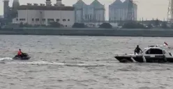 Petugas Sat Polairud Polres Kepulauan Seribu mengevakuasi remaja laki-laki yang terseret arus saat bermain jetsky di Pantai Mutiara, Jakarta Utara. (Sumber: Satpolairud)