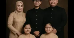 Cara edit foto pakai prompt AI foto keluarga di studio. (Sumber: TikTok)