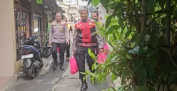 Polisi membagika sembako kepada warga lingkungan RW 03, Kelurahan Curug, Kecamatan Cimanggis, Kota Depok, Selasa, 16 September 2025. (Sumber: Poskota/Angga Pahlevi)
