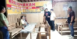 Jajaran Satreskrim Polres Metro Bekasi bersama Polsek Serang Baru saat mengamankan anak di bawah umur korban TPPO di lokasi penampungan di Grobogan, Jawa Tengah. (Sumber: Dok Polres Metro Bekasi)