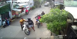 Tangkap layar peristiwa pemukulan terekam CCTV di Perumahan Ciriung Cemerlang, Kecamatan Cibinong, Kabupaten Bogor.
