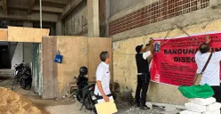 Petugas dari Suku Dinas CKTRP Jakarta Pusat menyegel sebuah bangunan karena melanggar aturan dengan membangun hingga 6 lantai. (Sumber: Kominfotik Sudin CKTRP Jakarta Pusat)