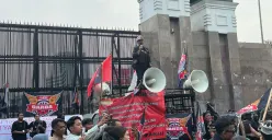 Sopir ojol berunjuk rasa di depan Gedung DPR RI, Senayan, Jakarta Pusat, Rabu, 17 September 2025. (Sumber: Poskota/Pandi Ramedhan)