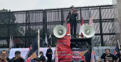 Unjuk rasa driver ojol di depan Gedung DPR RI, Rabu, 17 September 2025. (Sumber: POSKOTA | Foto: Pandi Ramedhan)