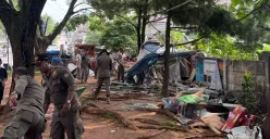 Petugas Satpol PP Kota Depok menertibkan para lapak PKL di sepanjang Jalan Raya Boulevard Sukmajaya, Rabu, 17 September 2025. (Sumber: Dok. Satpol PP Kota Depok)