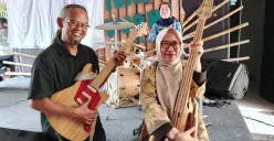 Virageawi Indonesia dan Dinas Koperasi Bandung Barat menunjukan hasil karya penyandang disabilitas di Jalan Raya Batujajar, Kabupaten Bandung Barat, Rabu, 17 September 2025. (Sumber: Poskota/Gatot Poedji Utomo)