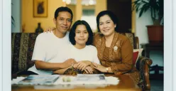 Ilustrasi edit foto Gemini AI dengan orang yang sudah tiada. (Sumber: Poskota/Gemini AI)