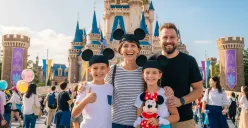 Ilustrasi foto liburan keluarga ke Disneyland Tokyo yang dibuat menggunakan Gemini AI. (Sumber: Poskota/Gemini AI)