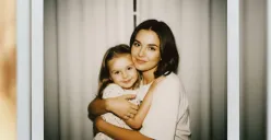 Ilustrasi hasil foto Gemini AI masa kecil dan masa sekarang. (Sumber: Poskota/Gemini AI)