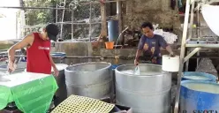 Pelaku usaha tempe dan tahu di Pandeglang, saat melakukan produksi. (Sumber: POSKOTA | Foto: Samsul Fatoni)