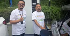 Manager PLN UP3 Kramat Jati, Beny Indra Praja (kiri), bersama perwakilan komunitas kendaraan listrik, melakukan simulasi pengisian daya mobil listrik di SPKLU Ultra Fast Charging Graha Dirgantara. (Sumber: Dok PLN UID Jakarta Raya)