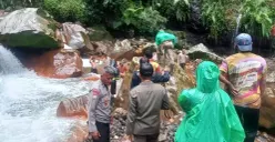 Petugas saat mengevakuasi jenazah pria yang ditemukan di Curug 1000, Kecamatan Pamijahan, Kabupaten Bogor. (Sumber: Dok BPBD Kabupaten Bogor)