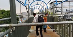 Kondisi JPO di Jalan Daan Mogot kilometer 11, Cengkareng, Jakarta Barat, mengalami kerusakan sejak beberapa bulan belakangan. (Sumber: Poskota/Pandi Ramedhan)