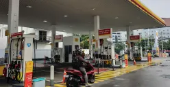 Pengendara melintas di depan Stasiun Pengisian Bahan Bakar Umum (SPBU) Shell di kawasan Cikini dan Menteng, Jakarta, Selasa, 16 September 2025. (Sumber: Poskota/Bilal Nugraha Ginanjar)