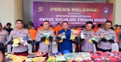 Polda Jambi menggelar konferensi pers terkait 116 kasus peredaran gelap narkotika dan menangkap 247 tersangka dalam Operasi Antik Siginjai 2025. (Sumber: Polda Jambi)