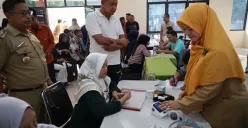 Wali Kota Bekasi, Tri Adhianto menghadiri pembagian KKS kepada penerima manfaat di Kelurahan Kota Baru, Kecamatan Bekasi Barat, Rabu, 17 September 2025. (Sumber: Dok. Pemkot Bekasi)