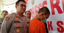TH (kanan), salah satu tersangka pencurian di Yayasan Darul Rahmah, Sukatani, Bekasi. (Sumber: POSKOTA | Foto: Nurpini Aulia Rapika)