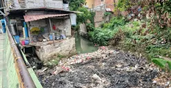 Tumpukan sampah menutupi aliran Kalibaru di Jalan Kalibaru Timur, Medan Satria, Kota Bekasi, Rabu 17 September 2025. Warga khawatir kondisi ini bisa memicu banjir bila tak segera diangkut. (Sumber: Poskota/Nurpini Aulia Rapika)