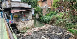 Tumpukan sampah menutupi aliran Kalibaru di Jalan Kalibaru Timur, Medan Satria, Kota Bekasi, Rabu, 17 September 2025. (Sumber: Poskota/Nurpini Aulia Rapika)