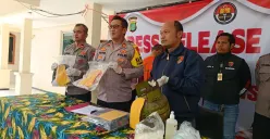 Polsek Sukatani menggelar konferensi pers pengungkapan kasus curat di Yayasan Pendidikan Da’arul Rahmah, Sukatani, Kabupaten Bekasi, Rabu, 17 September 2025. (Sumber: Poskota/Nurpini Aulia Rapika)