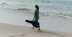 Ilustrasi-3 Prompt Gemini AI untuk Edit Foto di Pantai Tanpa Ubah Wajah Asli (Sumber: Unsplash/Dex Ezekiel)