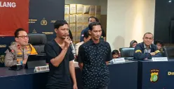 Bima Permana Putra (kiri) dan kakaknya, Dian (kanan), saat dihadirkan di hadapan awak media di Polda Metro Jaya, Jakarta Selatan, Kamis, 18 September 2025. (Sumber: POSKOTA | Foto: Ali Mansur)