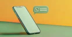 Tutorial pin chat WhatsApp di iPhone. (Sumber: Freepik)