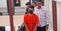 Polisi menggiring tersangka kasus curanmor yang berstatus residivis di Mapolsek Pancoran Mas, Kota Depok, Kamis, 18 September 2025. (Sumber: Poskota/Angga Pahlevi)