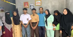 Haikal dan Haezar bersama keluarga dan para relawan yang memberikan bantuan seragam sekolah. (Sumber: POSKOTA | Foto: Giffar Rivana)