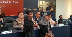 Eko Purnomo dan ibunya, Sarwiti saat dihadirkan di hadapan awak media di Polda Metro Jaya, Jakarta Selatan, Kamis, 18 September 2025. (Sumber: POSKOTA | Foto: Nurpini Aulia Rapika)