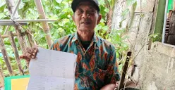 M Husin, petugas keamanan Puskesmas Teluk Pucung, Bekasi Utara, menunjukkan bukti mutasi rekening miliknya kepada awak media pada Kamis, 18 September 2025. (Sumber: POSKOTA | Foto: Nurpini Aulia Rapika)